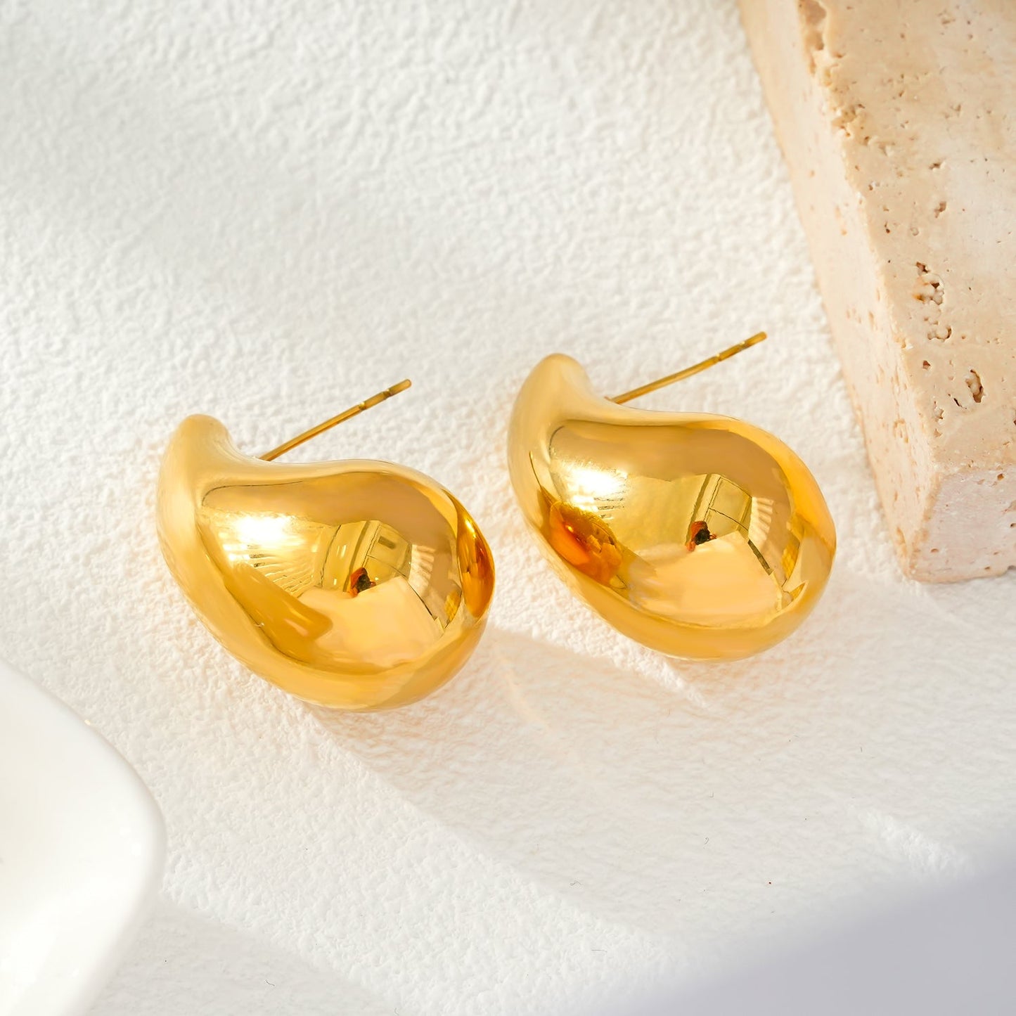 AVONTUR Gold: Statement Tear Drop Stud Earrings