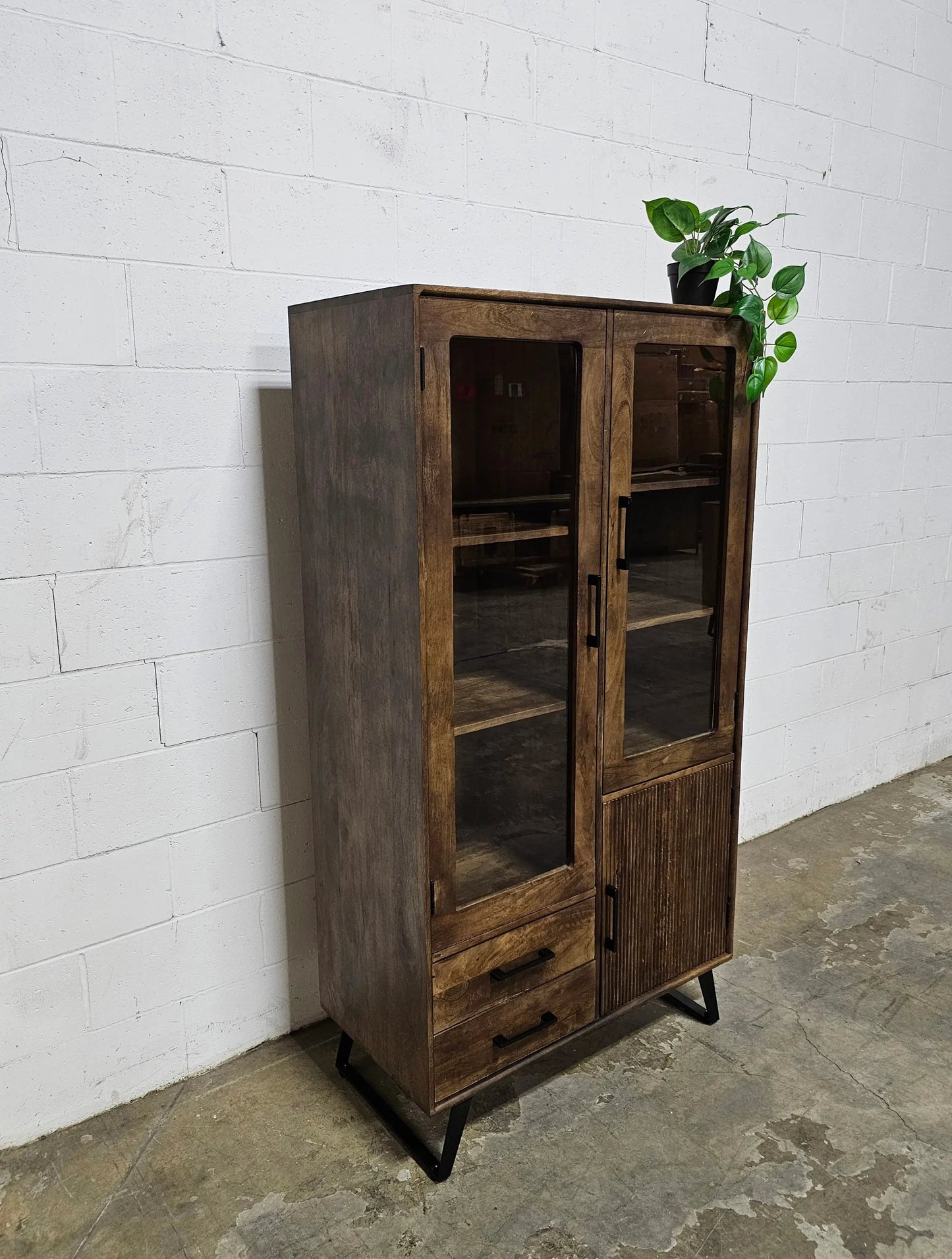 Armoire Arezzo en bois de manguier portes vitrées