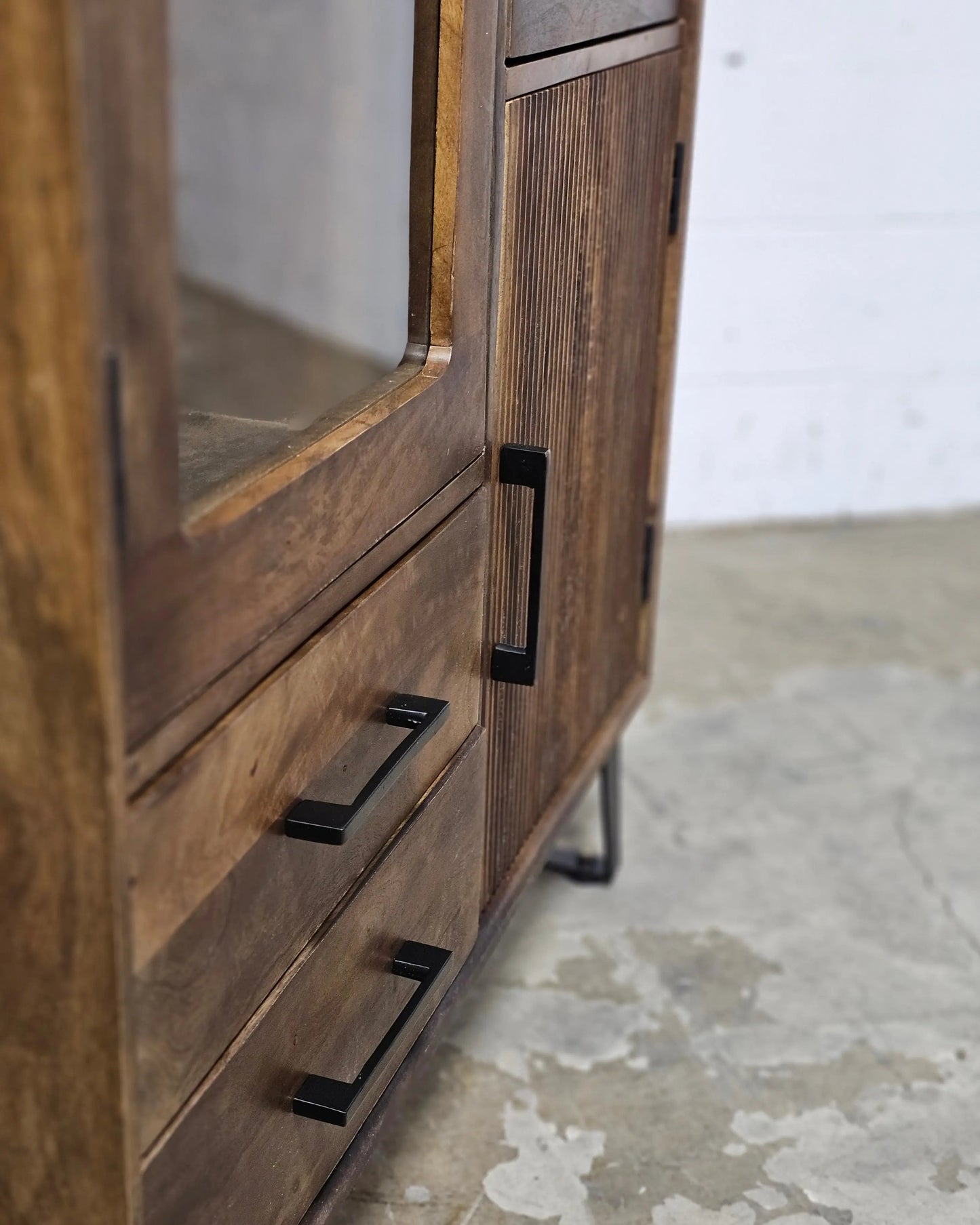 Buffet Arezzo en bois de manguier portes coulissantes vitrées