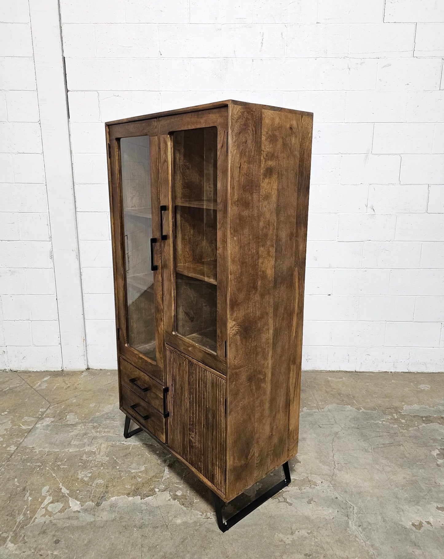 Armoire Arezzo en bois de manguier portes vitrées