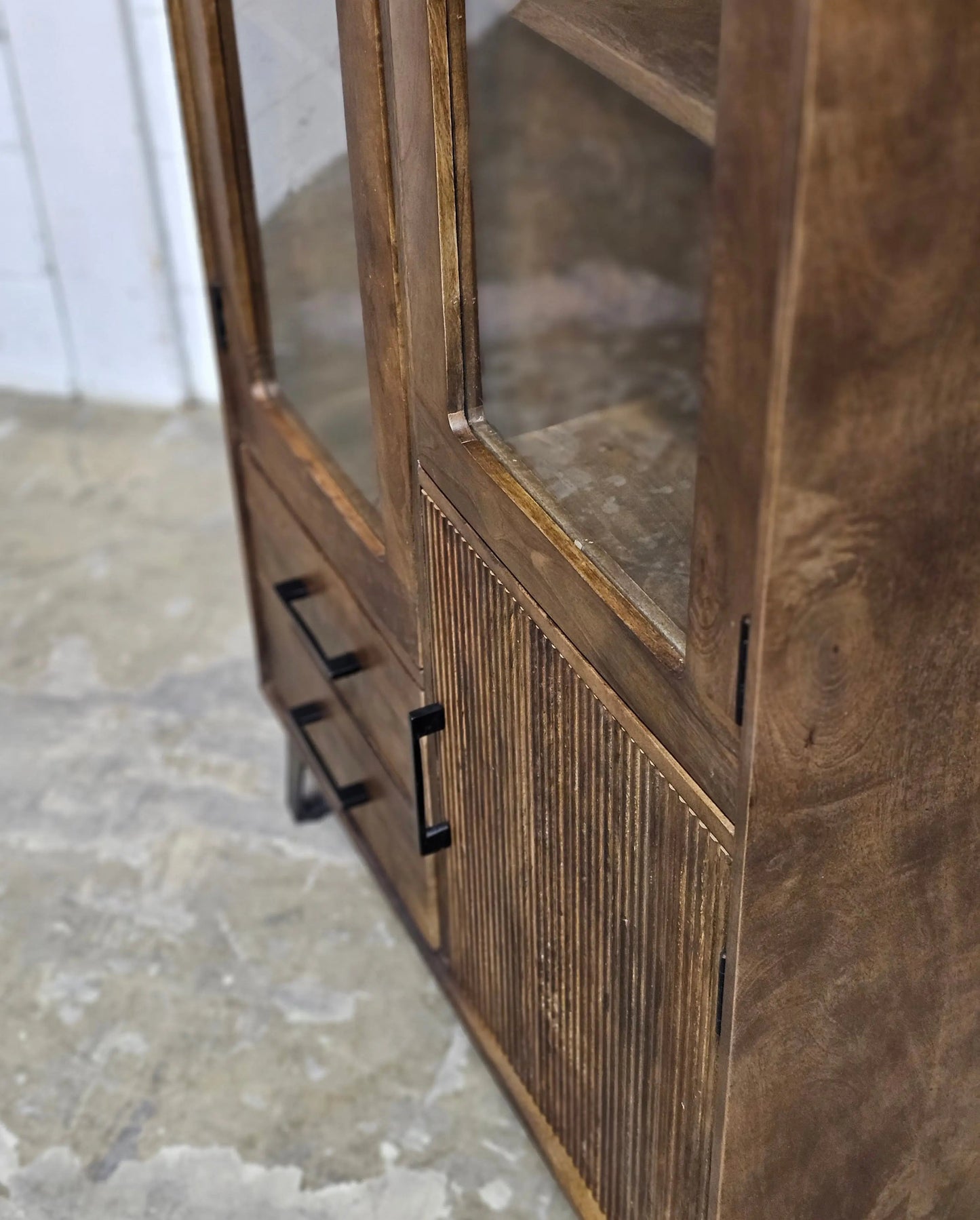 Armoire Arezzo en bois de manguier portes vitrées