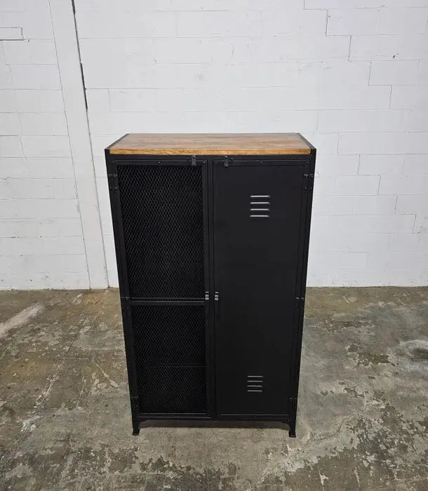 Armoire industrielle style casier avec porte en grillage