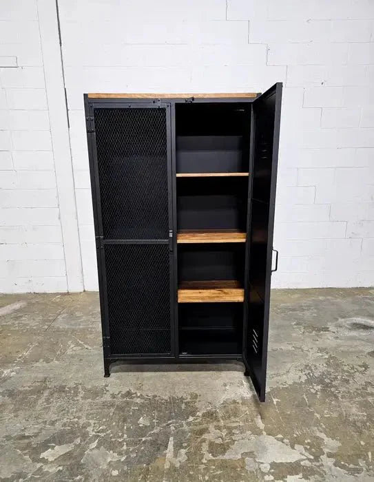 Armoire industrielle style casier avec porte en grillage