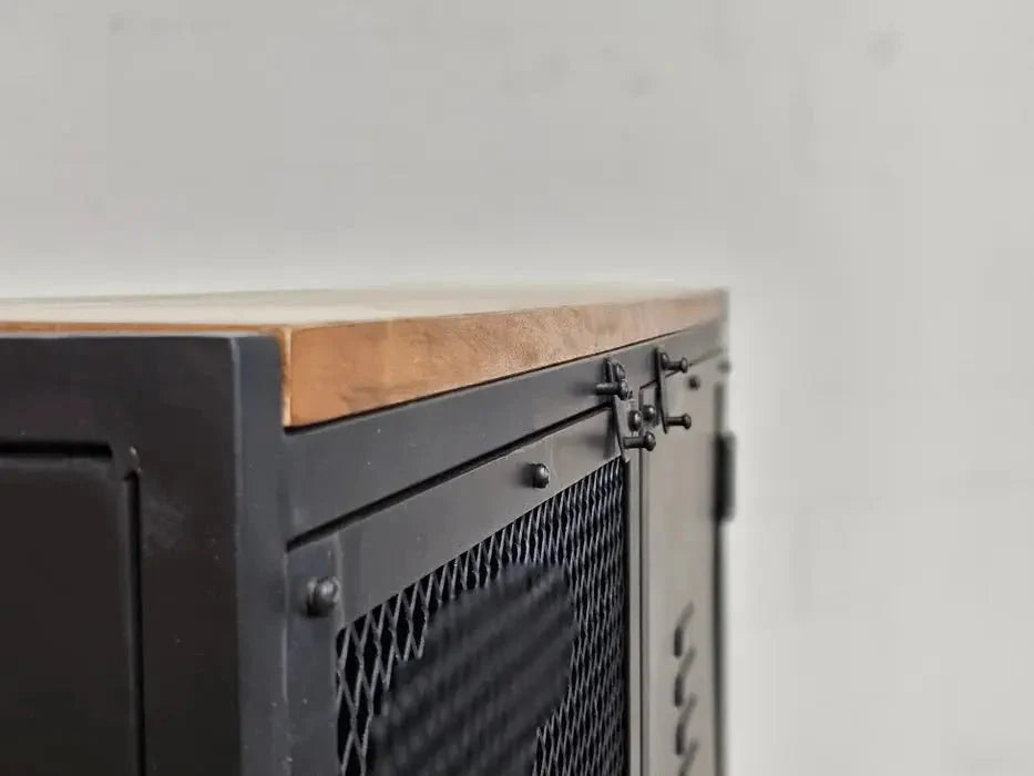 Armoire industrielle style casier avec porte en grillage