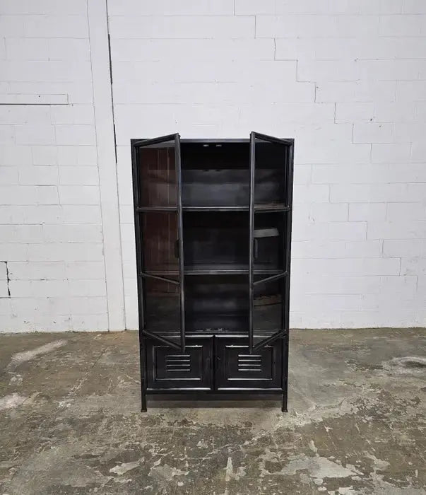 Armoire vintage en acier noir avec porte vitrée et porte style casier dans le bas