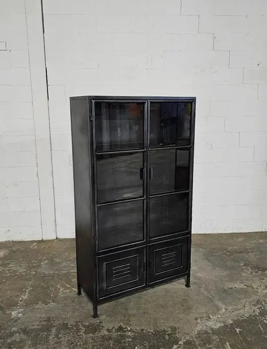 Armoire vintage en acier noir avec porte vitrée et porte style casier dans le bas