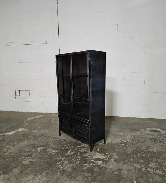 Armoire vintage en acier noir avec porte vitrée et porte style casier dans le bas