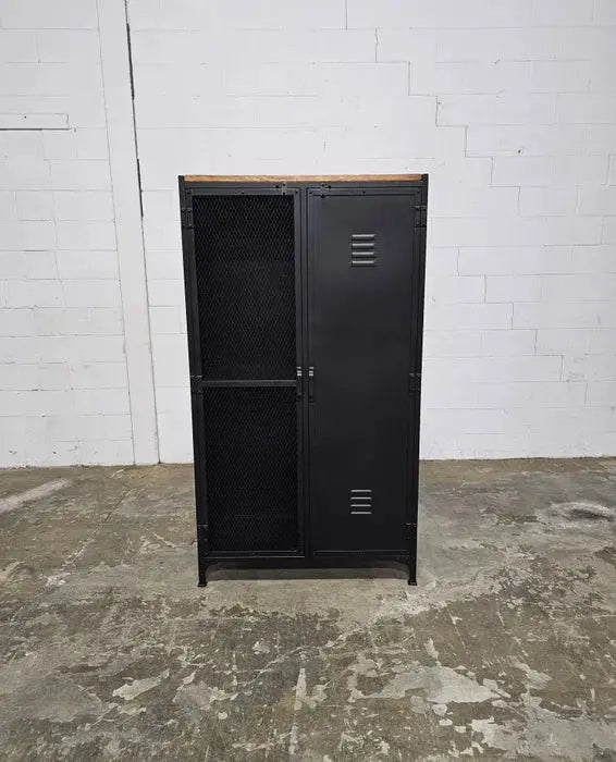 Armoire industrielle style casier avec porte en grillage