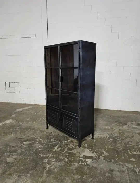 Armoire vintage en acier noir avec porte vitrée et porte style casier dans le bas