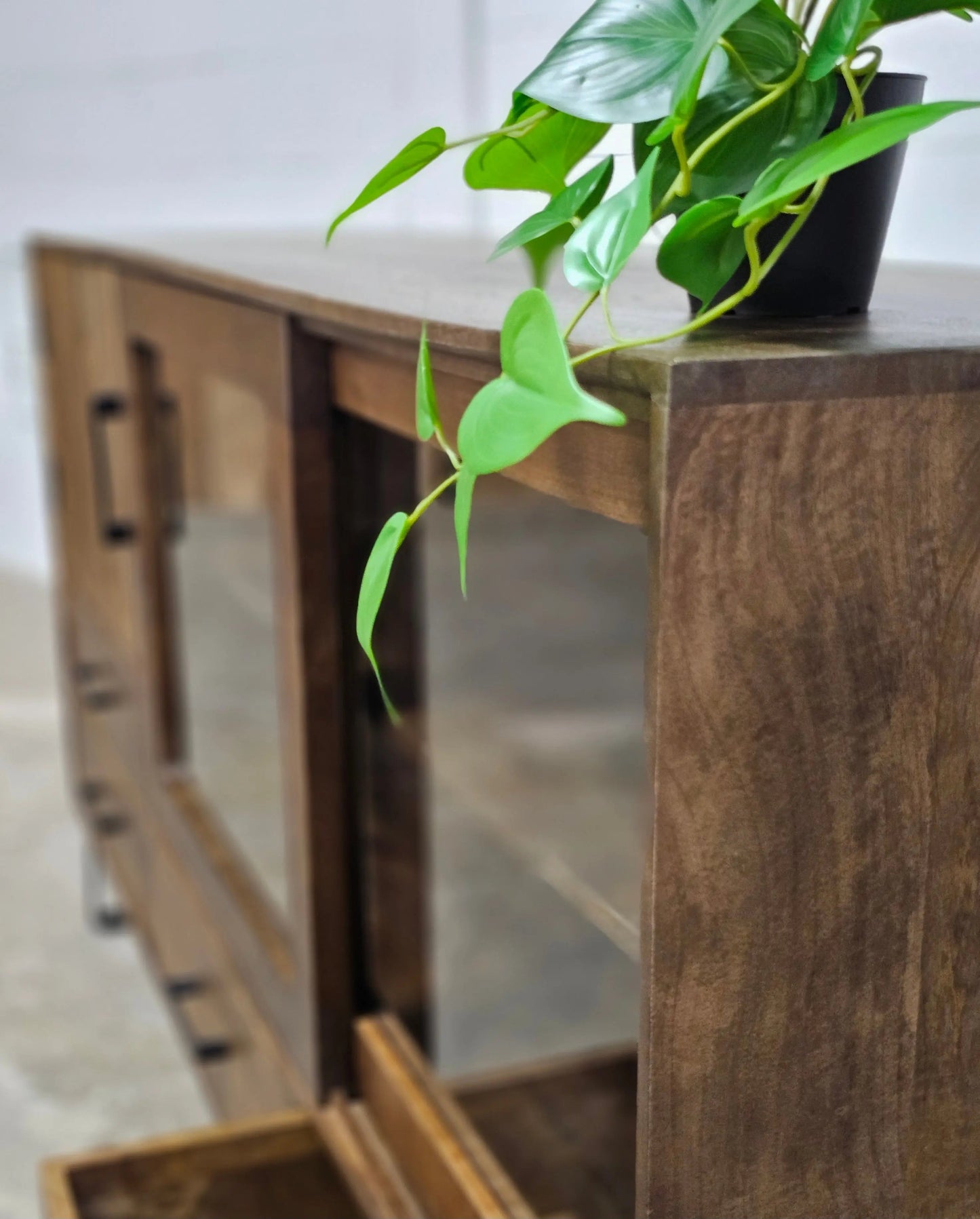 Buffet Arezzo en bois de manguier portes coulissantes vitrées