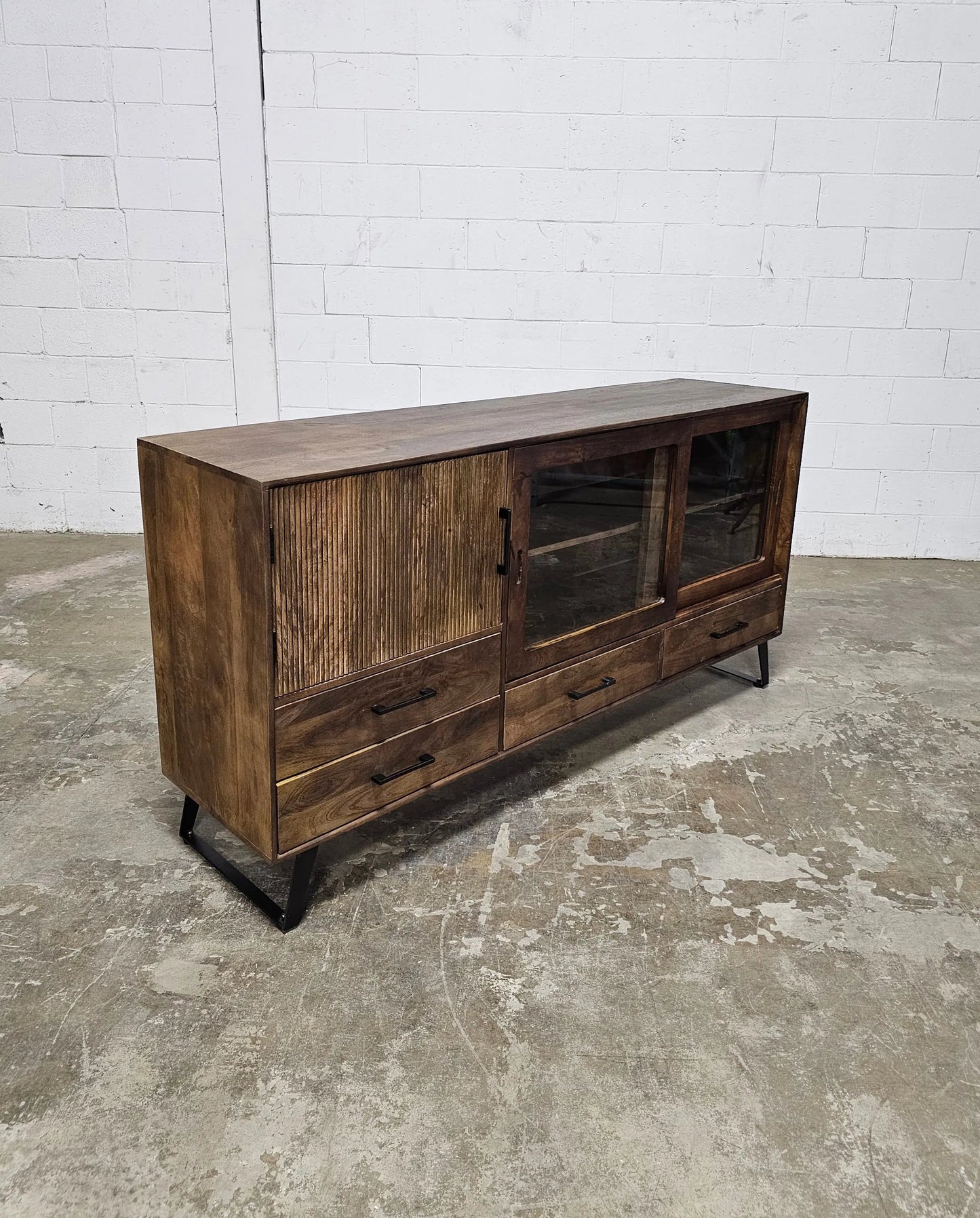 Buffet Arezzo en bois de manguier portes coulissantes vitrées