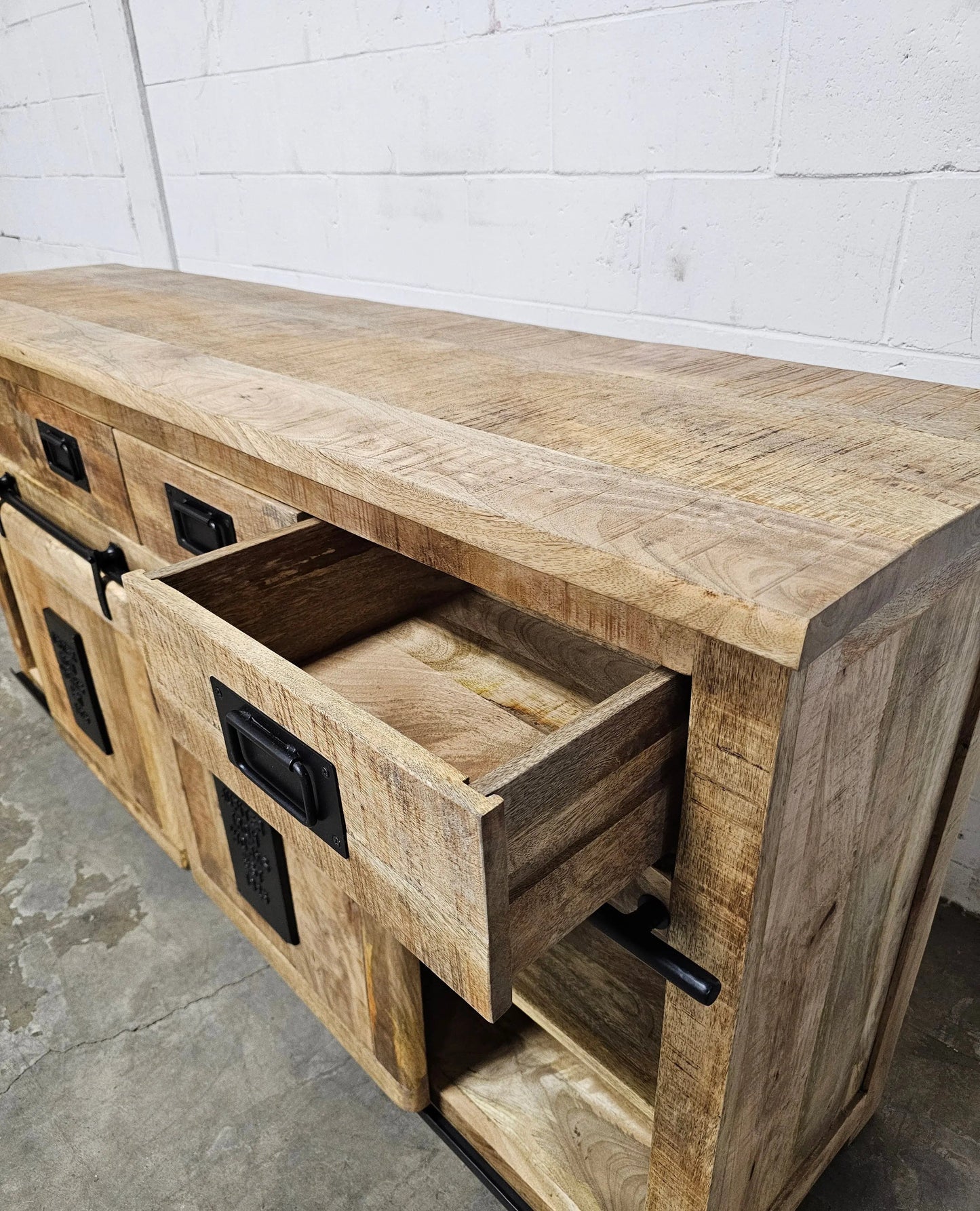 Buffet Farmhouse en bois de manguier brut avec portes coulissantes