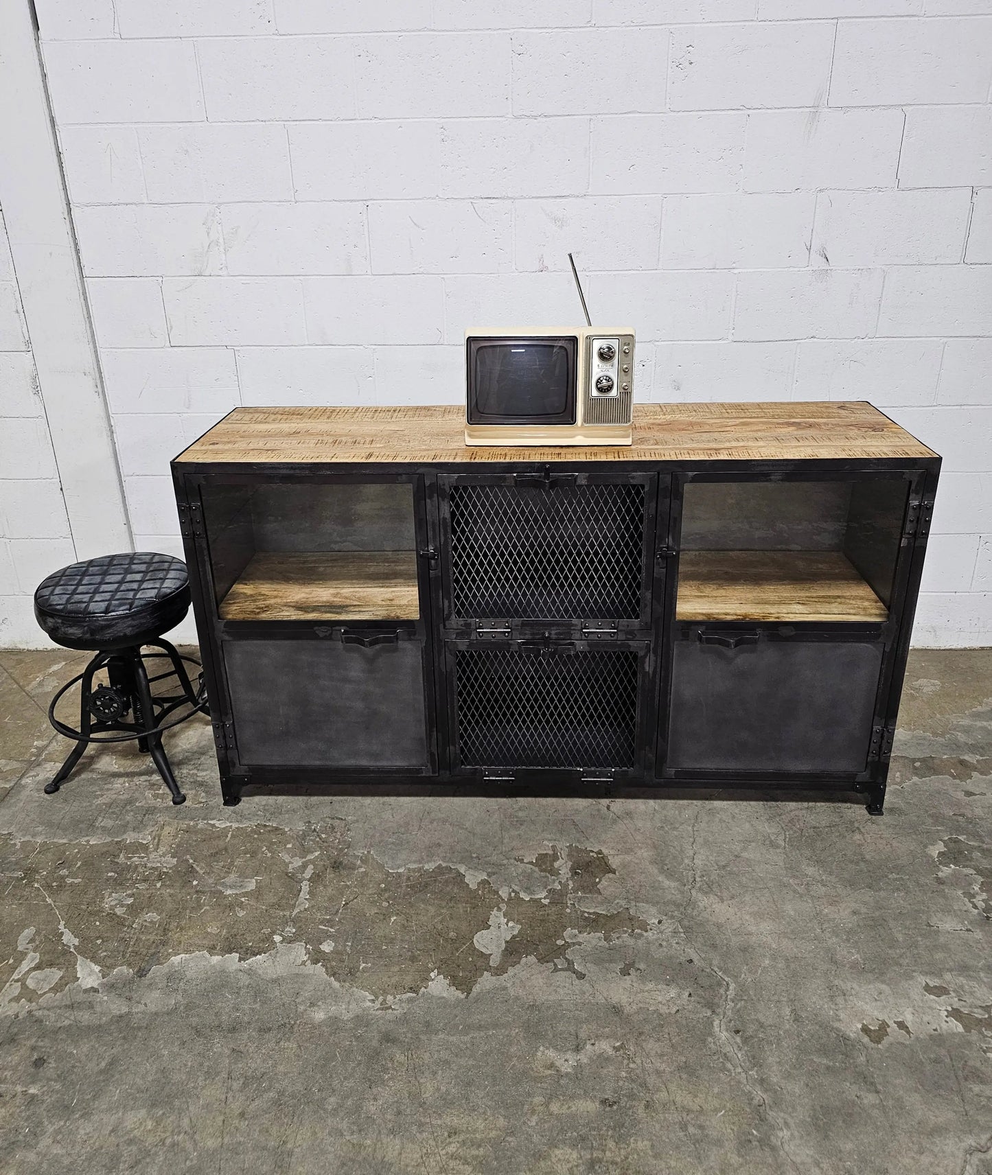 Buffet Ibiza en bois de manguier et acier brut portes vitrées