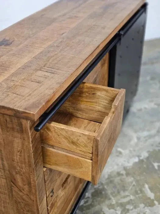 Buffet industriel en bois de manguier et acier noir sur roue avec 6 tiroirs et porte en acier coulissante