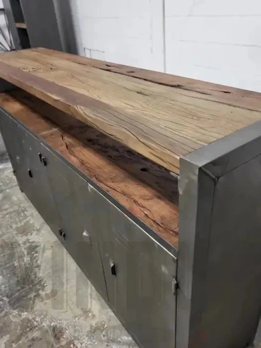 Buffet industriel en bois recyclé et acier brut