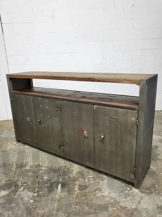 Buffet industriel en bois recyclé et acier brut