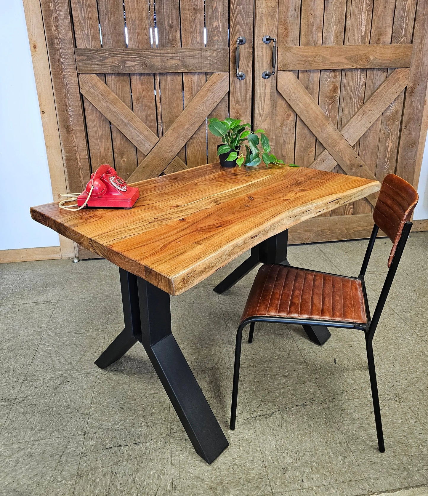Bureau de Travail en Bois D'acacia massif sur patte en acier noir