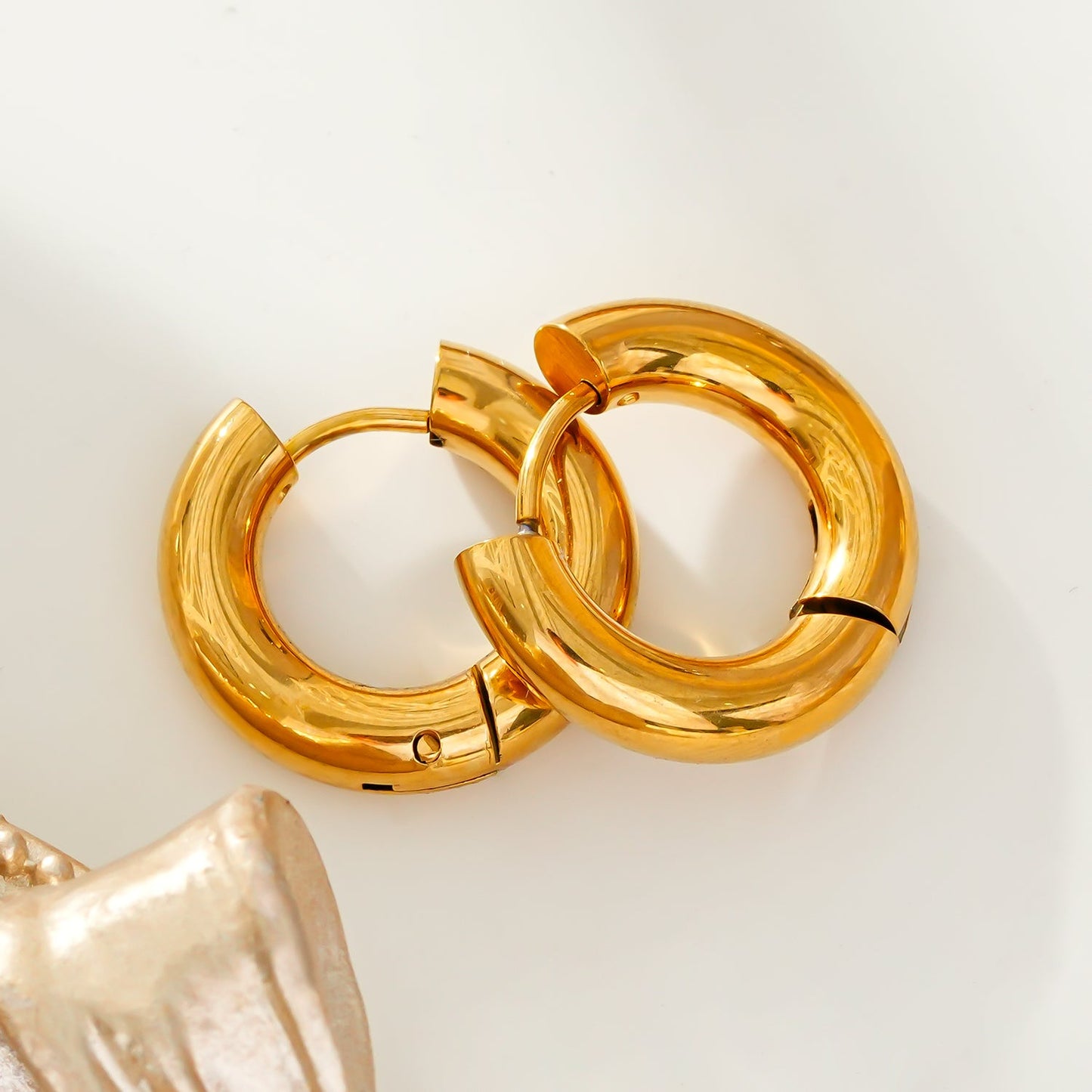 CHOLULA: Mid Width Smooth Surface Tube Hoop Earrings in Gold