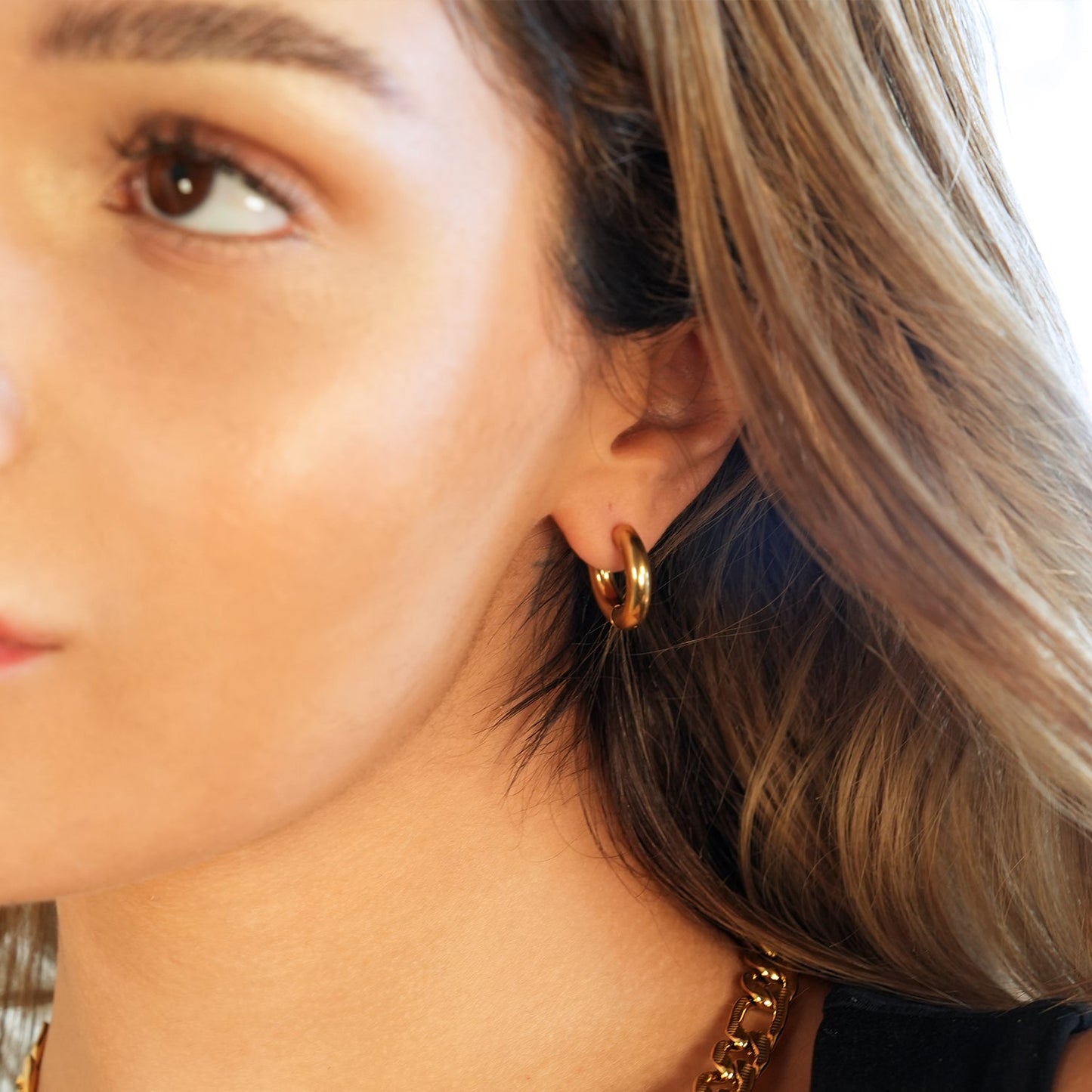 CHOLULA: Mid Width Smooth Surface Tube Hoop Earrings in Gold