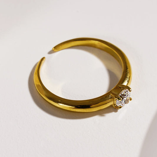 CIELO: Classic Gold Ring with a Round Zirconia Centerpiece