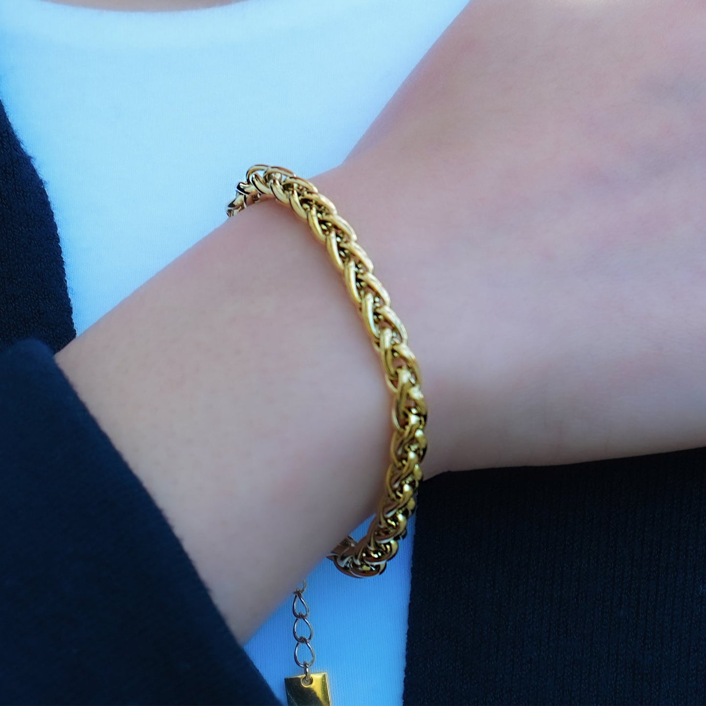 Style CLOVELLY: Interwoven Oval Hoop Chunky Bracelet