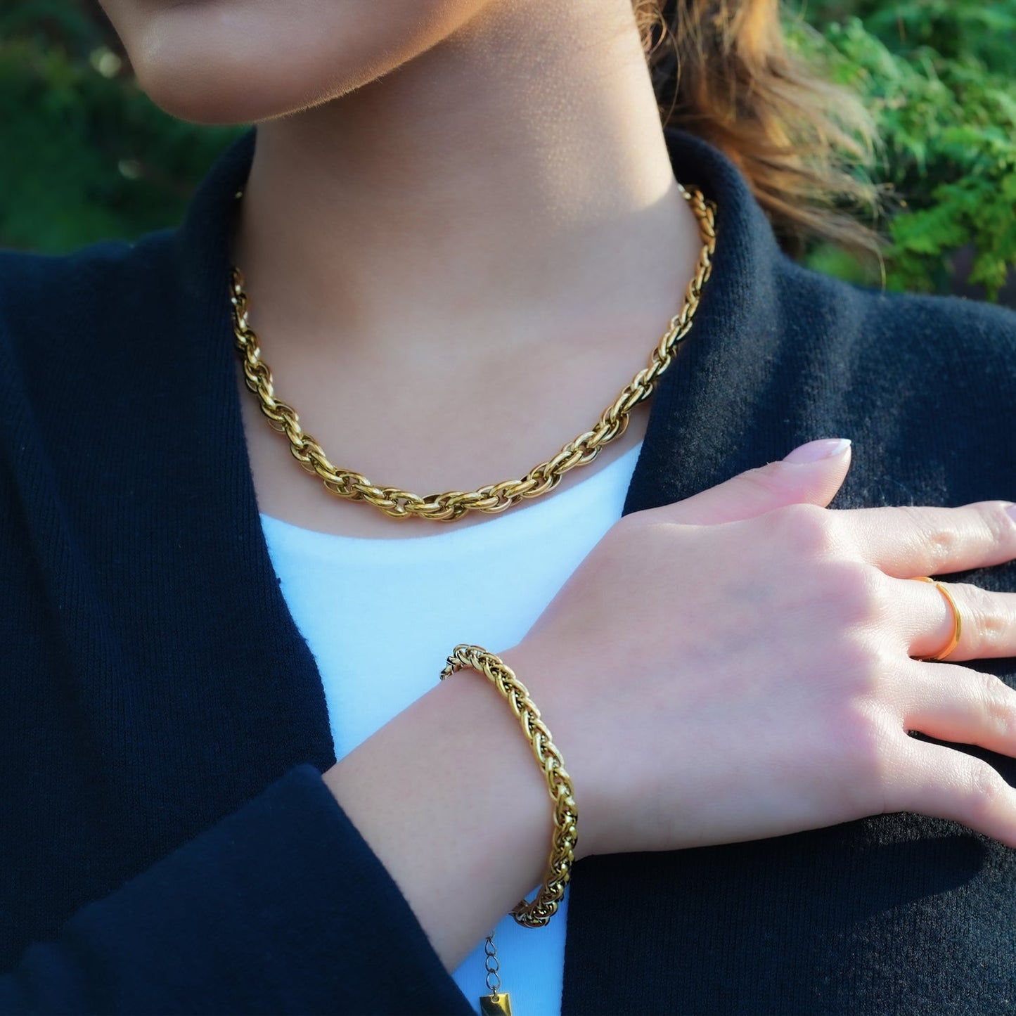 Style CLOVELLY: Interwoven Oval Hoop Chunky Bracelet