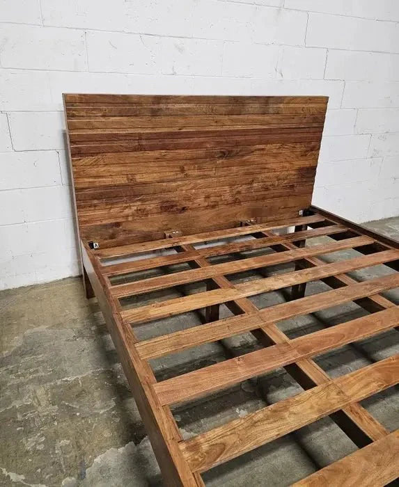 Cadre de lit QUEEN en bois massif d’acacia (WALNUT)