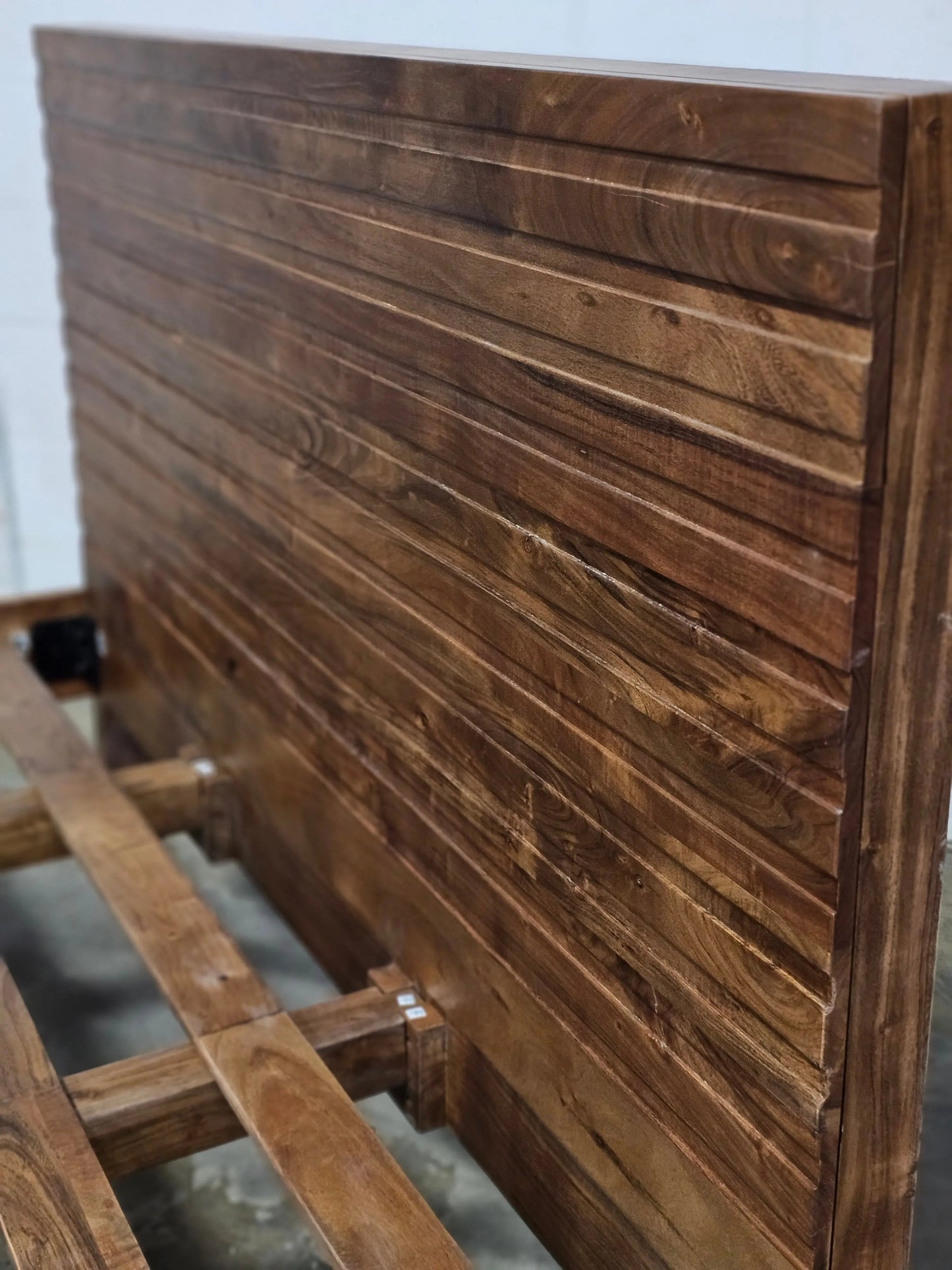 Cadre de lit QUEEN en bois massif d’acacia (WALNUT)