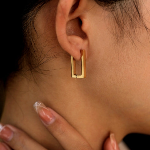 Style DELILAH: Rectangular Mini Hoop Earrings in Gold