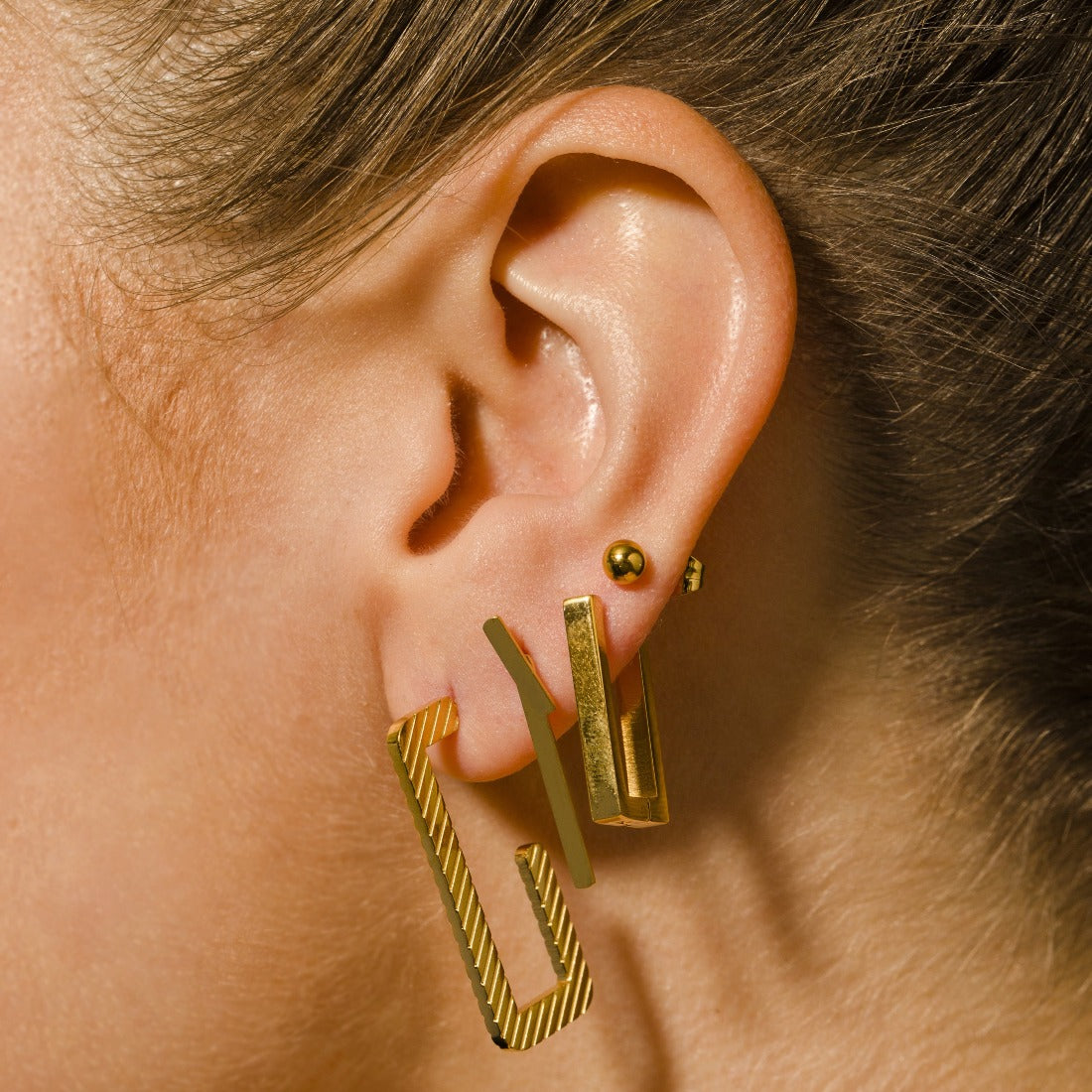 Style DELILAH: Rectangular Mini Hoop Earrings in Gold