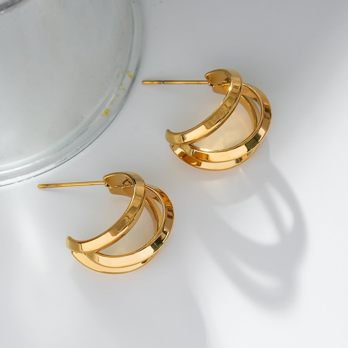 Style GRIZZANA: Triple Banded Hoop Earrings in Gold