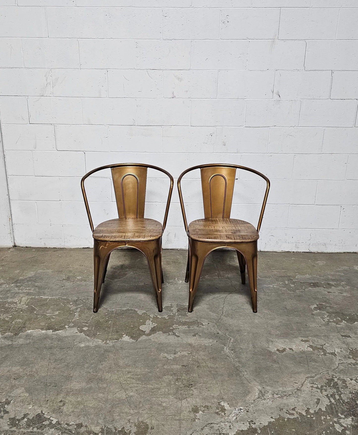 Ensemble de 2 Chaises Industry en acier Dorée et siège en bois de manguier
