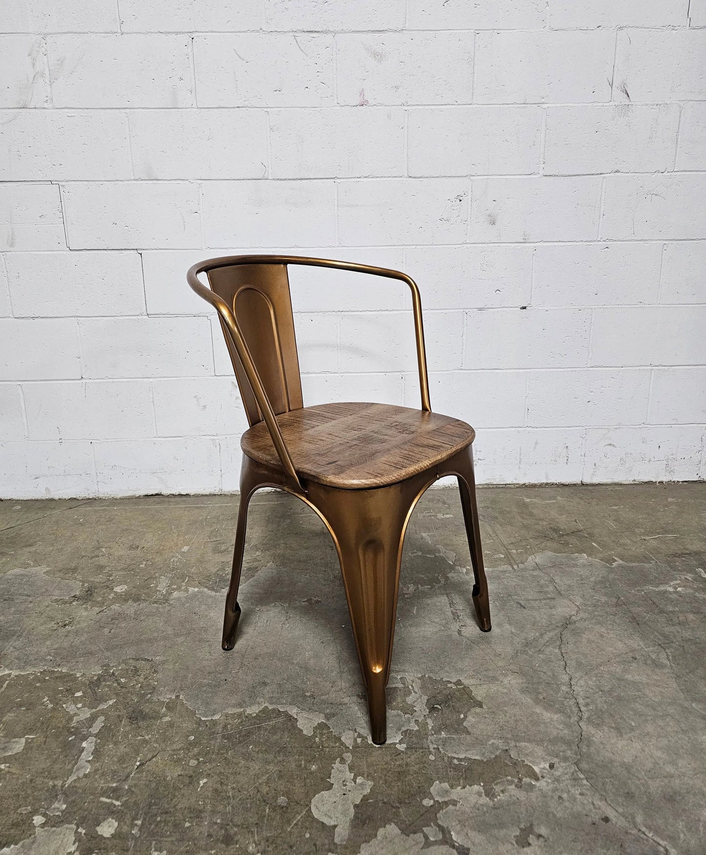 Ensemble de 2 Chaises Industry en acier Dorée et siège en bois de manguier