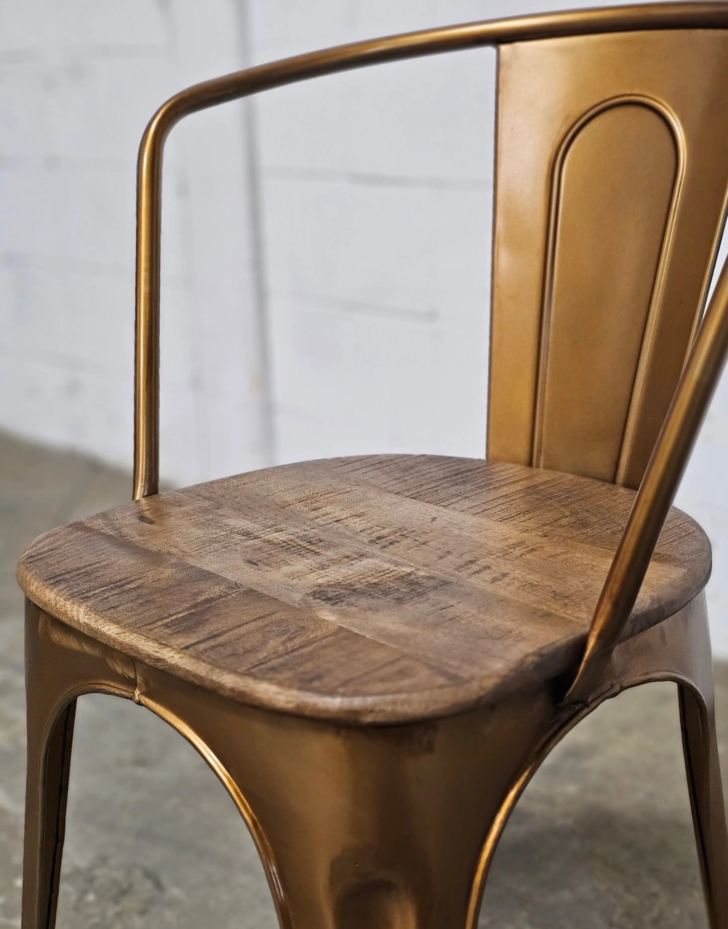 Ensemble de 2 Chaises Industry en acier Dorée et siège en bois de manguier