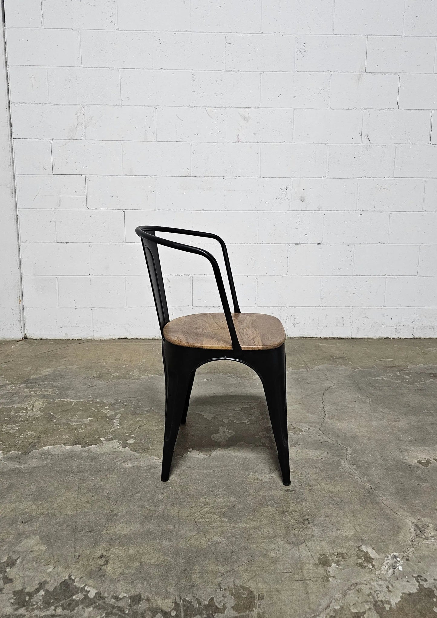 Ensemble de 2 Chaises Industry en acier noir et siège en bois de manguier