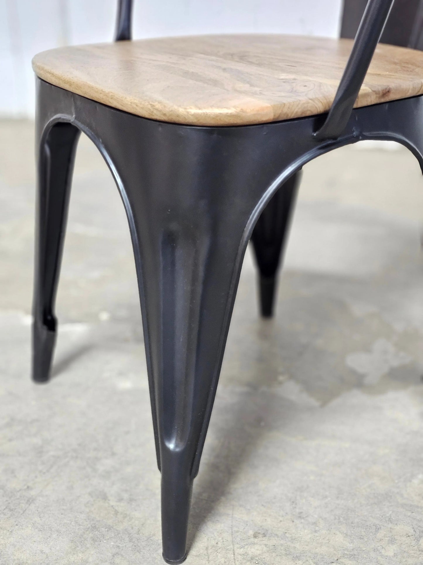 Ensemble de 2 Chaises Industry en acier noir et siège en bois de manguier