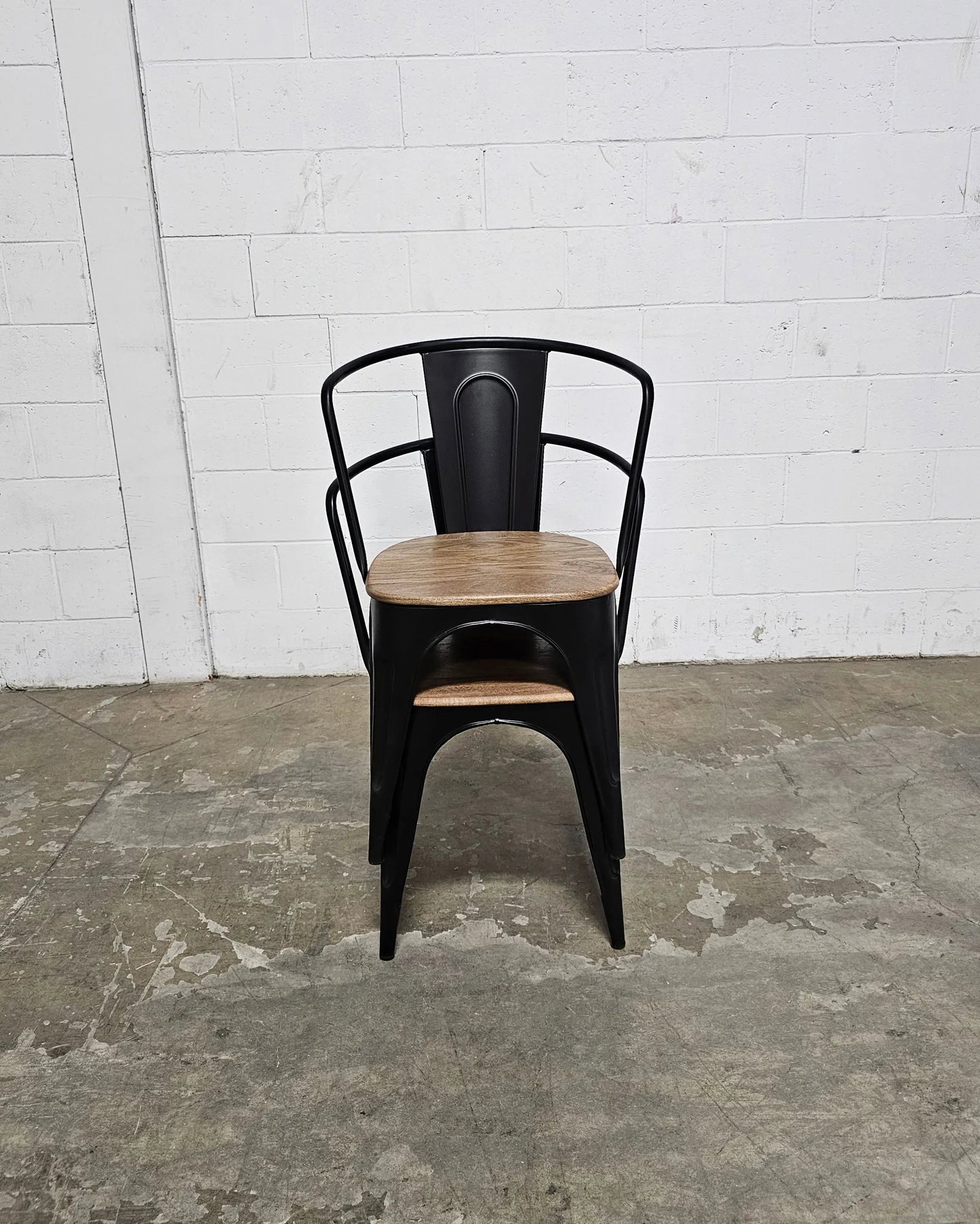 Ensemble de 2 Chaises Industry en acier noir et siège en bois de manguier