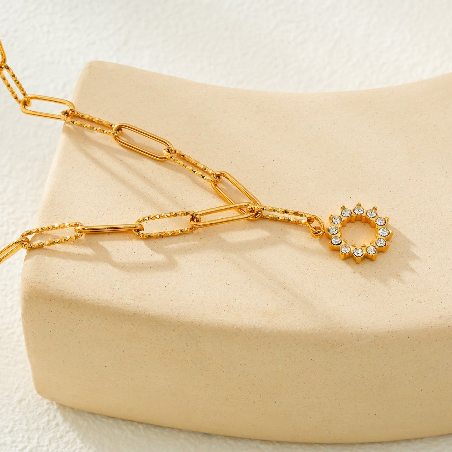 FRETTA: Radiant Star Shaped Pendant Zirconia Paper-Clip Chain Necklace in Gold.