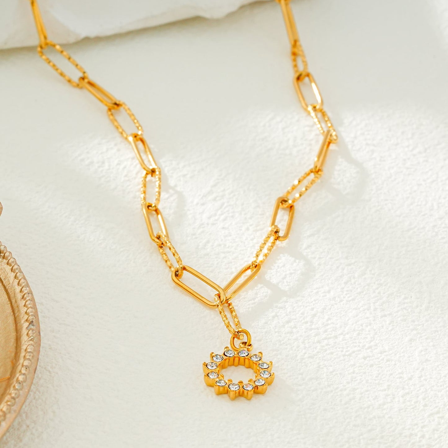 FRETTA: Radiant Star Shaped Pendant Zirconia Paper-Clip Chain Necklace in Gold.