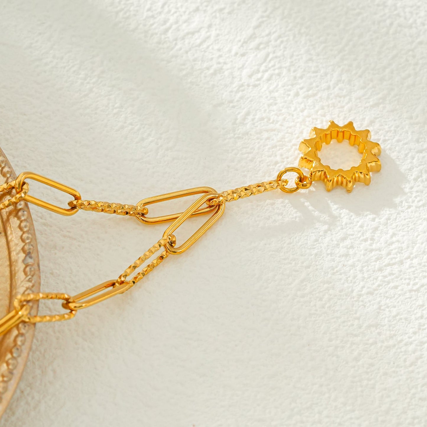 FRETTA: Radiant Star Shaped Pendant Zirconia Paper-Clip Chain Necklace in Gold.