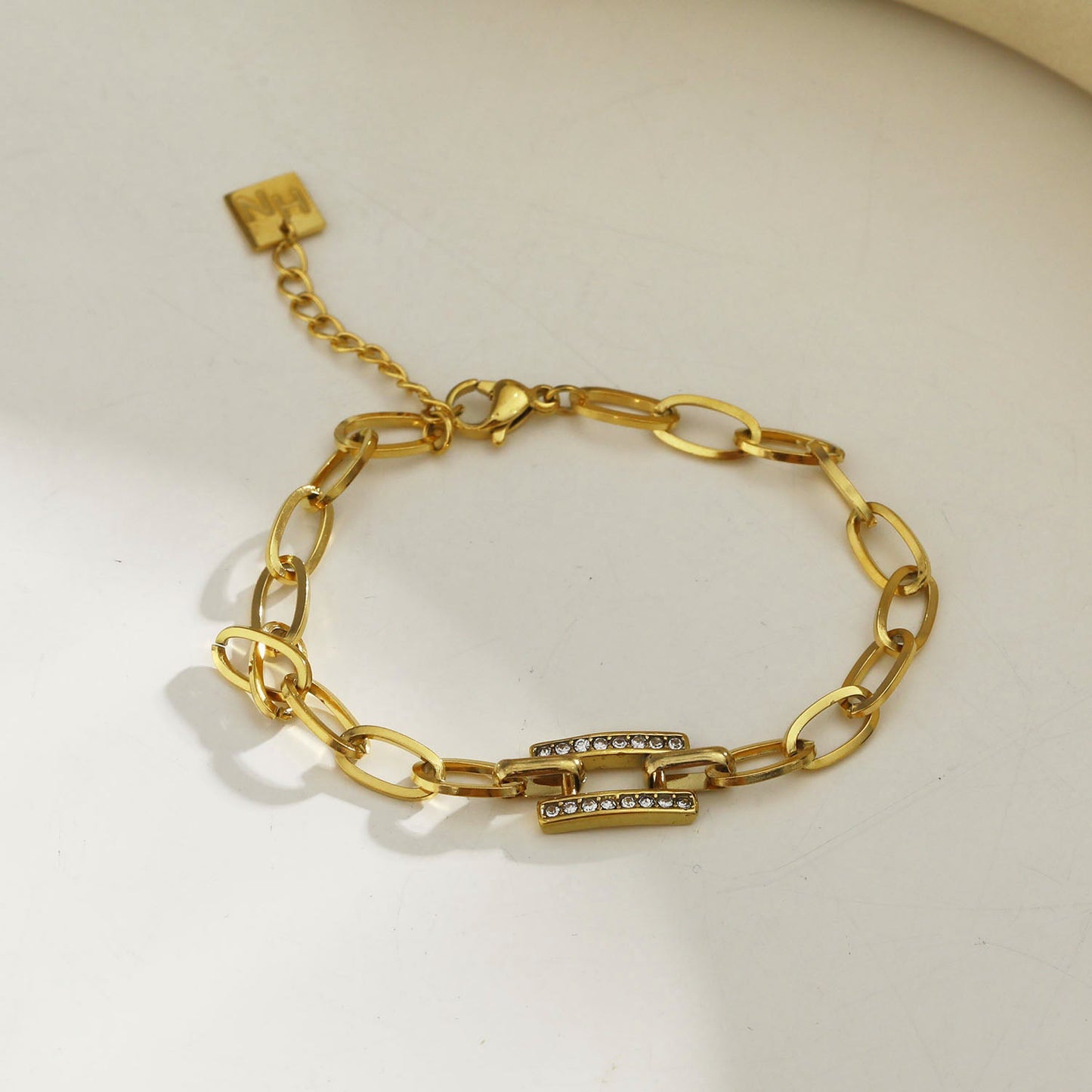 GAILA Deco Paper-Clip Bracelet with Zirconia Embedded Centre Piece