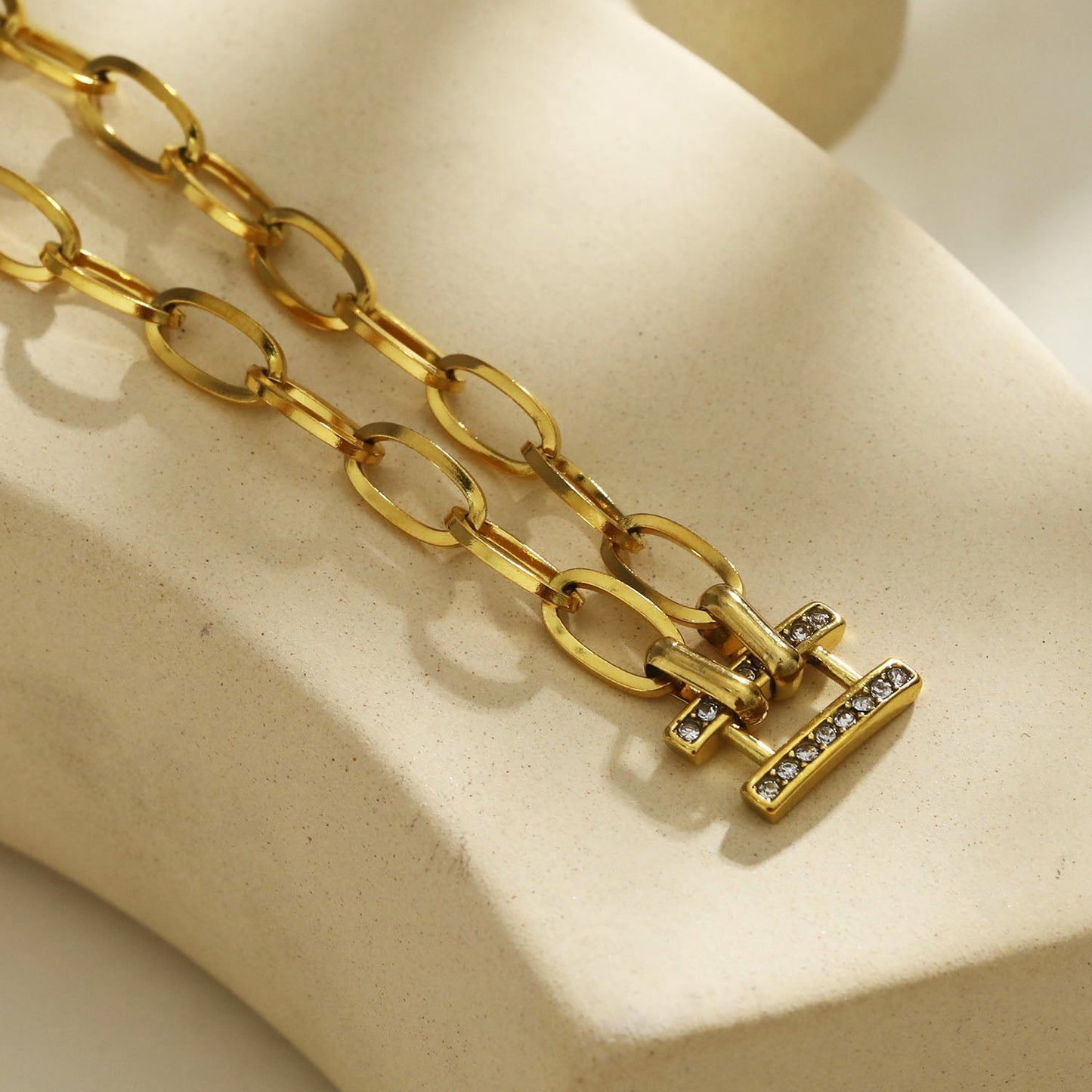 GAILA Deco Paper-Clip Bracelet with Zirconia Embedded Centre Piece