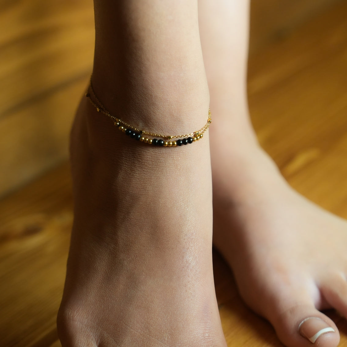 HILDA LG: Two-in-One Square Beads & Round Beads in Black & Gold Anklet.