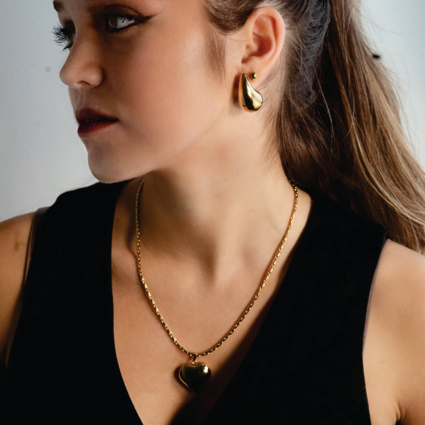 AVONTUR Gold: Statement Tear Drop Stud Earrings