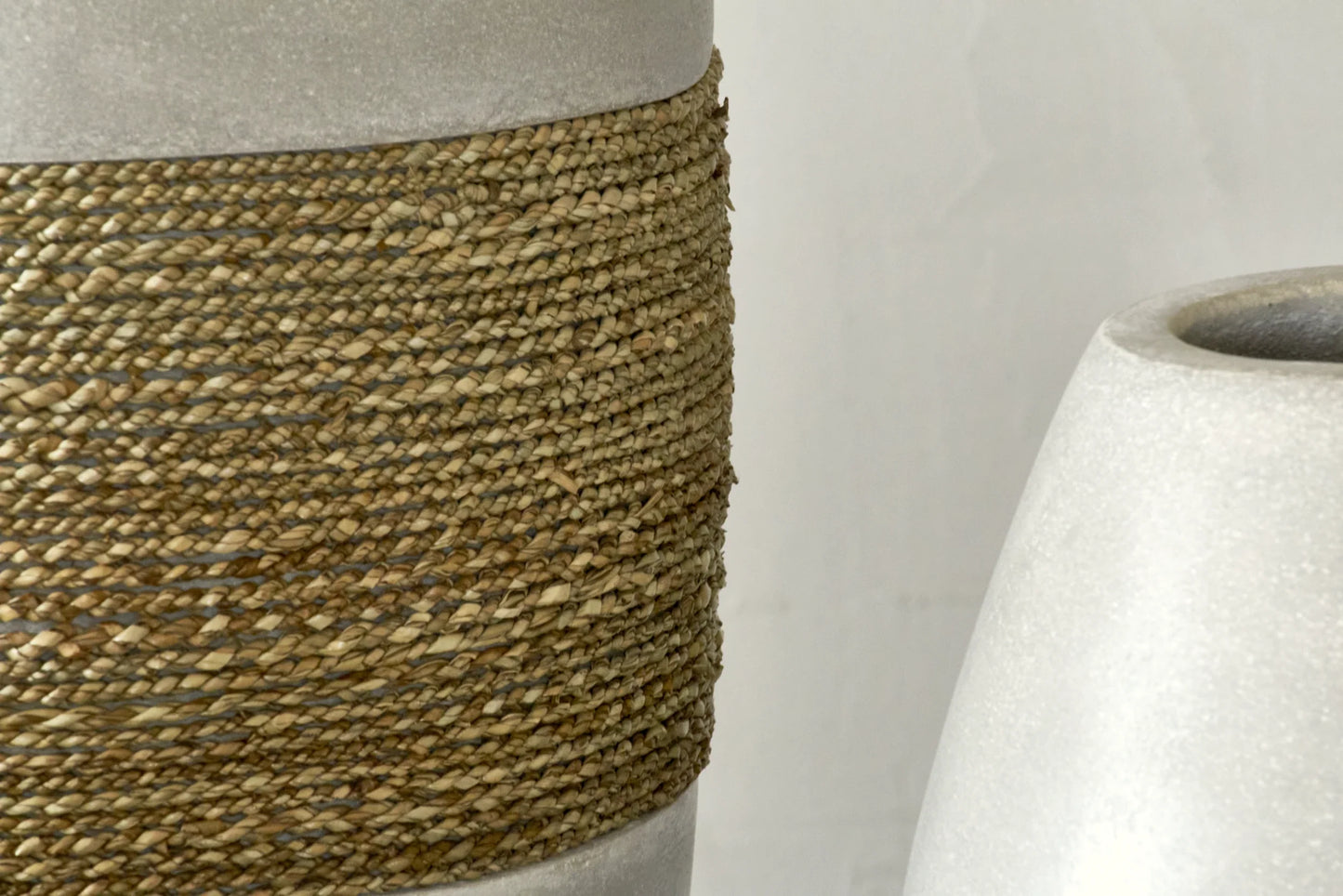 Grand vase décoratif en ciment et herbe de mer