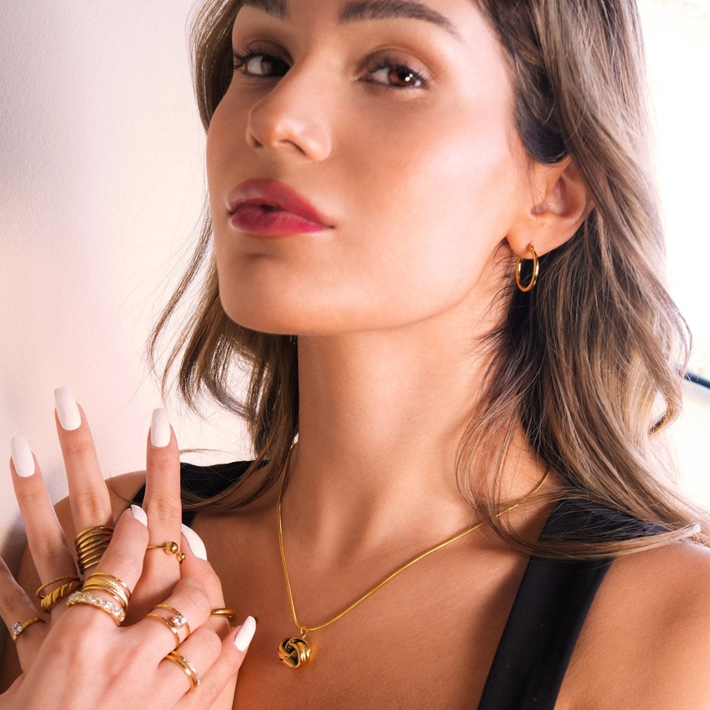 JASPUR: Snakeskin Chain Necklace with Love-Knot Pendant in Gold