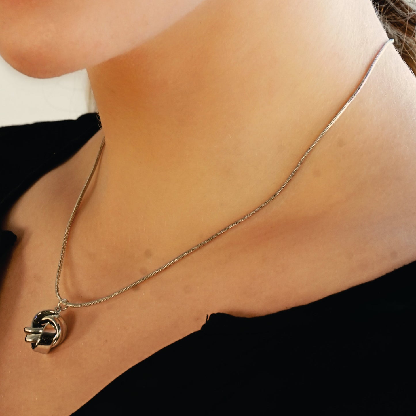 Style JASPUR: Snakeskin Chain Necklace with Love-Knot Pendant in White Gold (Silver Toned)