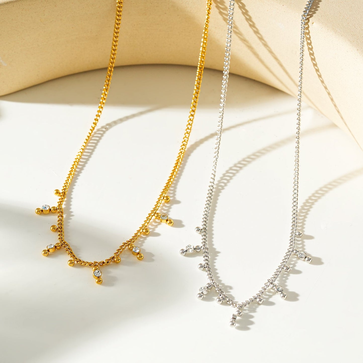 Style KALPI: Zirconia & Ball-Beaded Chain Necklace in Silver