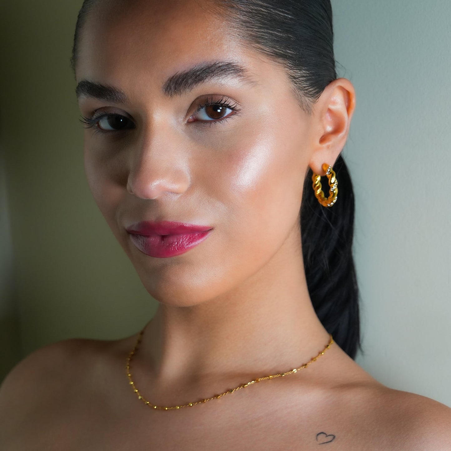 Style KAMENZ: Twisted Textured Hoop Earrings with Zirconia Embellishments.