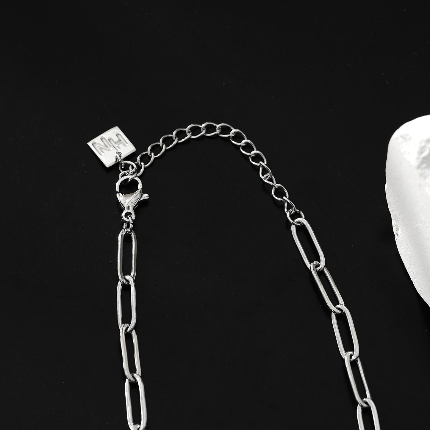 Style KORATIA: Minimalist Chain Necklace with Zirconia Gemstones in Silver